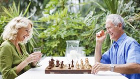 Šachy, scrable, křížovky, karty a další hry, u kterých se musí myslet. Ideální prevence před stařeckou demencí.
