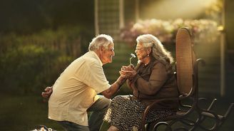 Jak vypadá pravá láska? Fotografka fotí starší manželské páry jako novomanžele, výsledek je dojemný