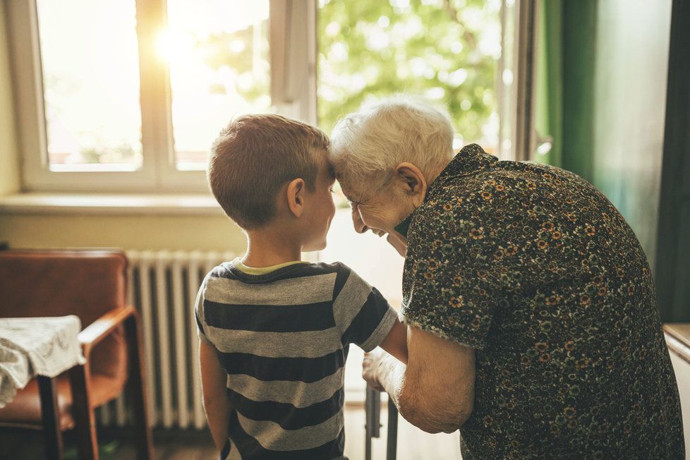 Pohled na seniory může ovlivnit i vztah s babičkou nebo dědečkem, zjistili vědci.
