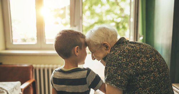 Dobré vztahy s babičkou a dědou dětem mimořádně prospívají