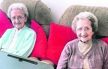 Nejstarší britská dvojčata (95) radí: Na dlouhověkost platí pivo a sex!