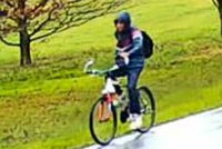 Naval prachy! Lupič ve Staříči hrozil prodavačce zbraní, nepoznáváte ho?