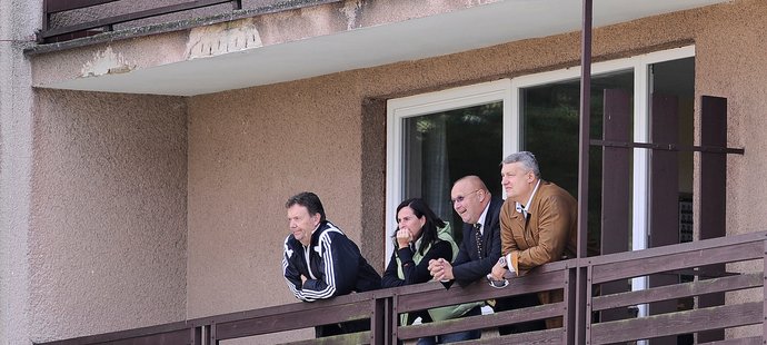 Jaroslav Starka (druhý zprava) sleduje zápas Příbrami společně s Romanem Berbrem a Dagmar Damkovou.
