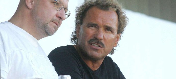 2006: Jaroslav Starka a Ivan Horník, skutečné postavy fotbalové historie, na na slavném příbramském balkonu.