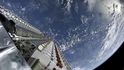 60 satelitů Starlink pěkně pohromadě těsně před vypuštěním 24. května 2019