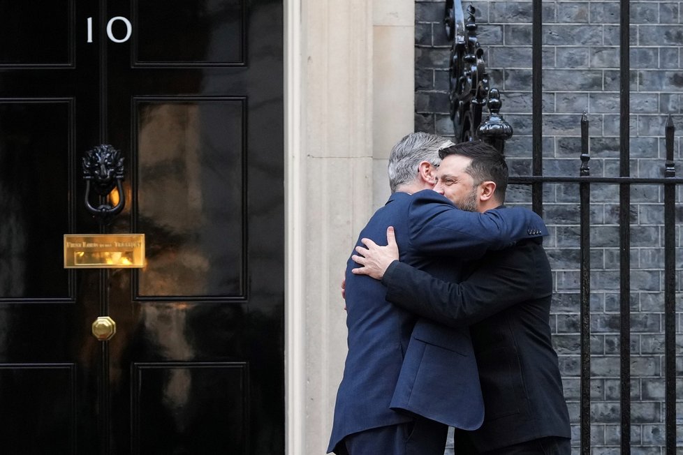 Volodymyr Zelenskyj s britským premiérem Keirem Starmerem Volodymyr Zelenskyj s britským premiérem Keirem Starmerem