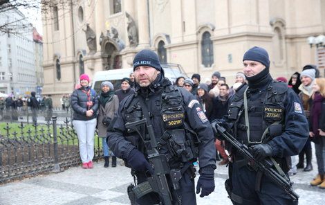 Staroměstské náměstí střeží policisté se samopaly a neprůstřelnými vestami.