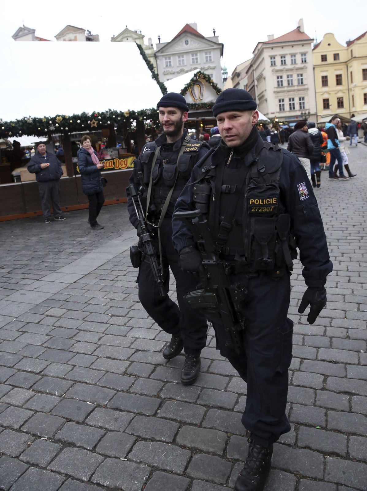 Staroměstské náměstí střeží policisté se samopaly a neprůstřelnými vestami.