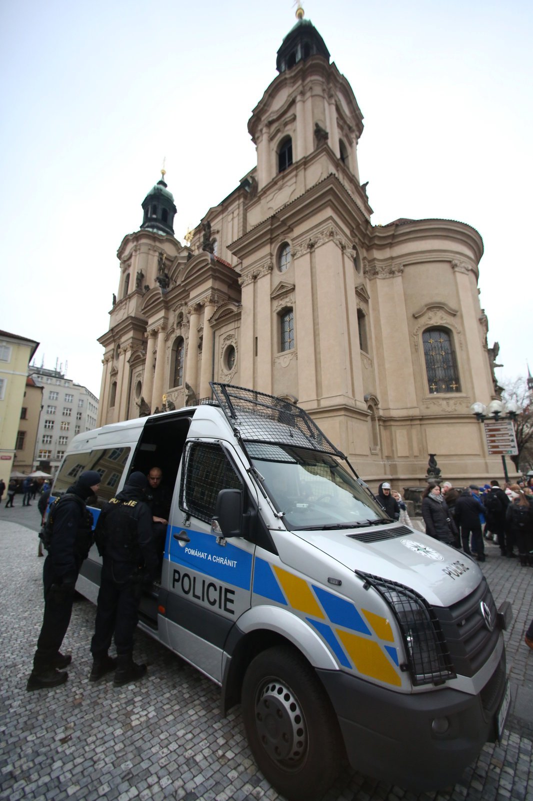 Staroměstské náměstí střeží policisté se samopaly a neprůstřelnými vestami.