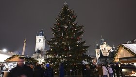 Vánoční strom na Staroměstském náměstí v Praze dočasně zhasnul jako výraz solidarity s Ukrajinou, 21. prosince 2022.