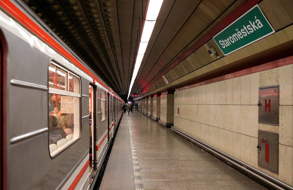 Stanice metra linky A Staroměstská.