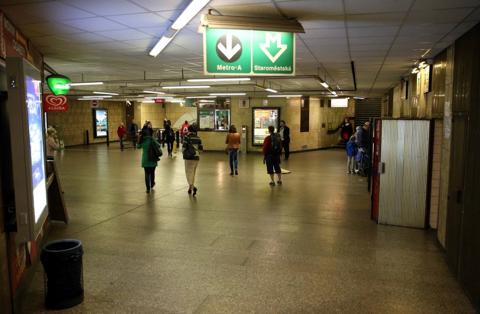 Stanice metra linky A Staroměstská.