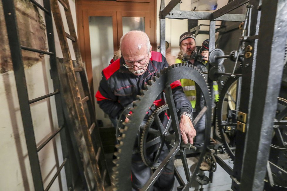 Některá kola ze soustrojí váží až desítky kilogramů. Unést je dá zabrat.