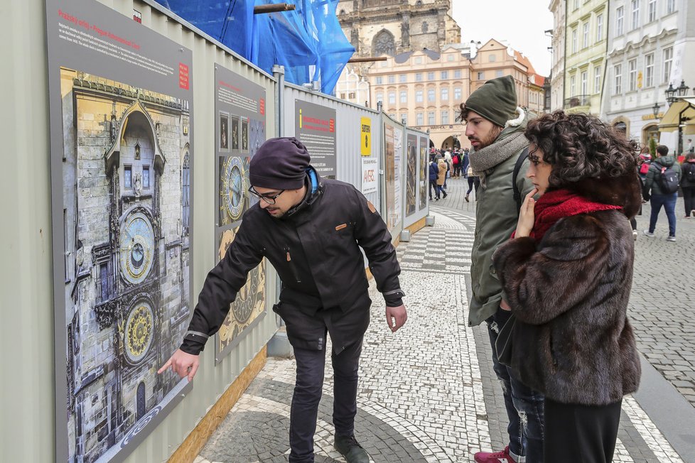 I když je orloj zavřený a zabarikádovaný, i tak budí pozornost turistů.