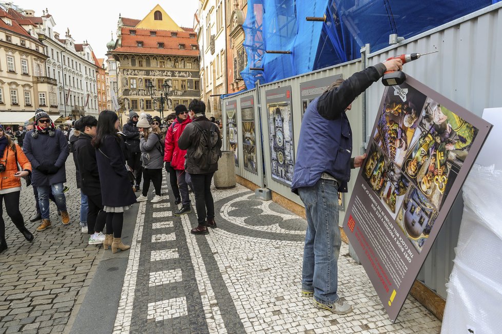 I když je orloj zavřený a zabarikádovaný, i tak budí pozornost turistů.