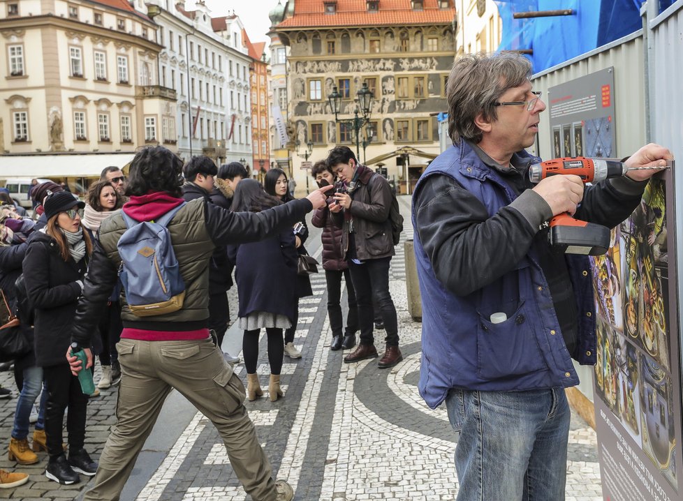 I když je orloj zavřený a zabarikádovaný, i tak budí pozornost turistů.