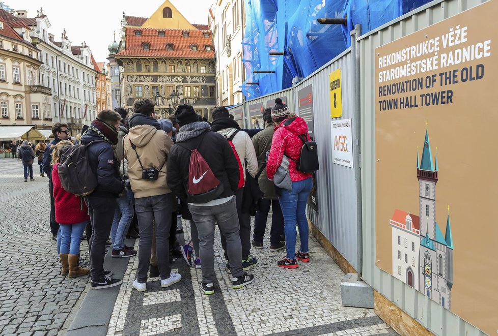 I když je orloj zavřený a zabarikádovaný, i tak budí pozornost turistů.