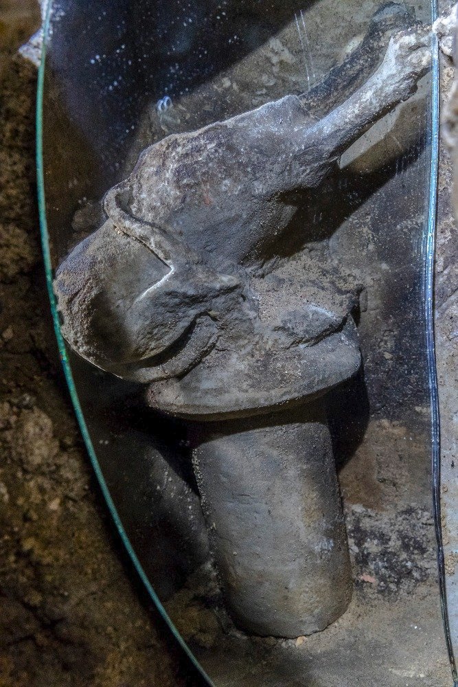 Na Staroměstském orloji se našly sochy, které jsou zřejmě přes 700 let staré.