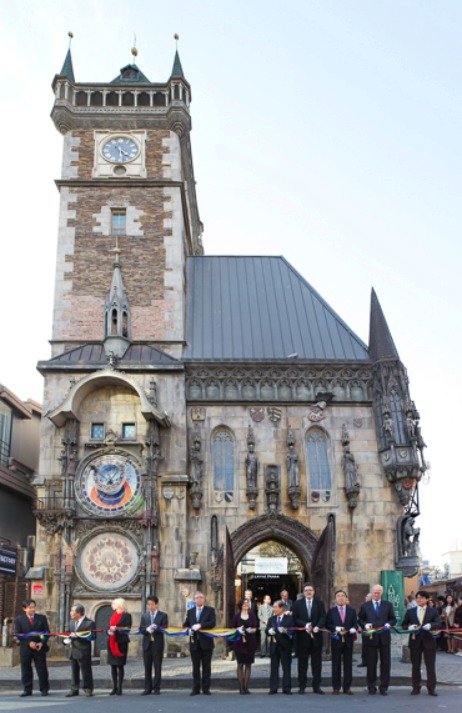 V jihokorejském Soulu mají věrnou kopii Staroměstské radnice, orloje a věže. Nachází se v něm české centrum.