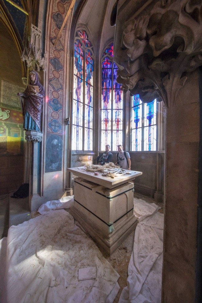 V oltářní menze našli svitek papíru se vzkazy kameníků z let 1888 a 1952.
