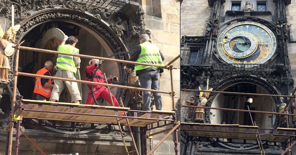 Na Staroměstské radnici demontovali kalendárium orloje: Lidé ho po návratu nepoznají.