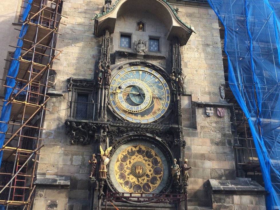 Poslední okamžiky stávajícího kalendária na budově Staroměstské radnice v Praze.