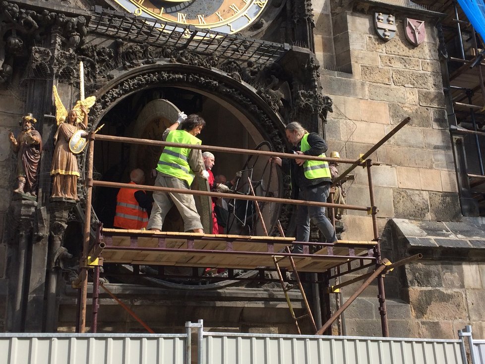 Na Staroměstské radnici demontovali kalendárium orloje: Lidé ho po návratu nepoznají.