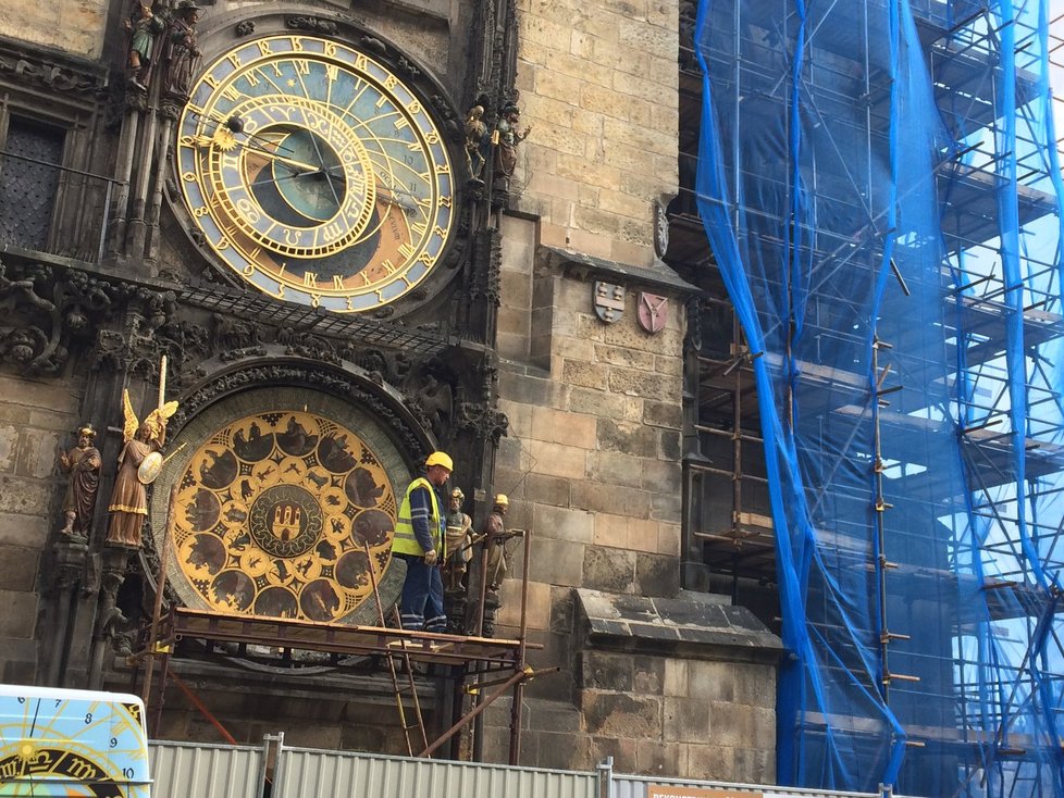 Na Staroměstské radnici demontovali kalendárium orloje: Lidé ho po návratu nepoznají.