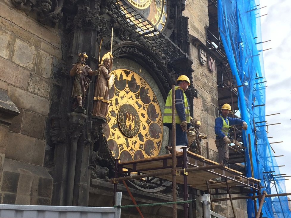 Na Staroměstské radnici demontovali kalendárium orloje: Lidé ho po návratu nepoznají.