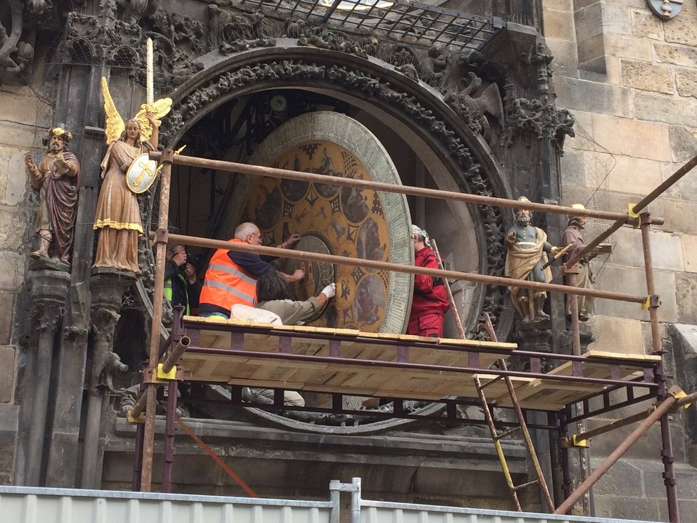 Na Staroměstské radnici demontovali kalendárium orloje: Lidé ho po návratu nepoznají.