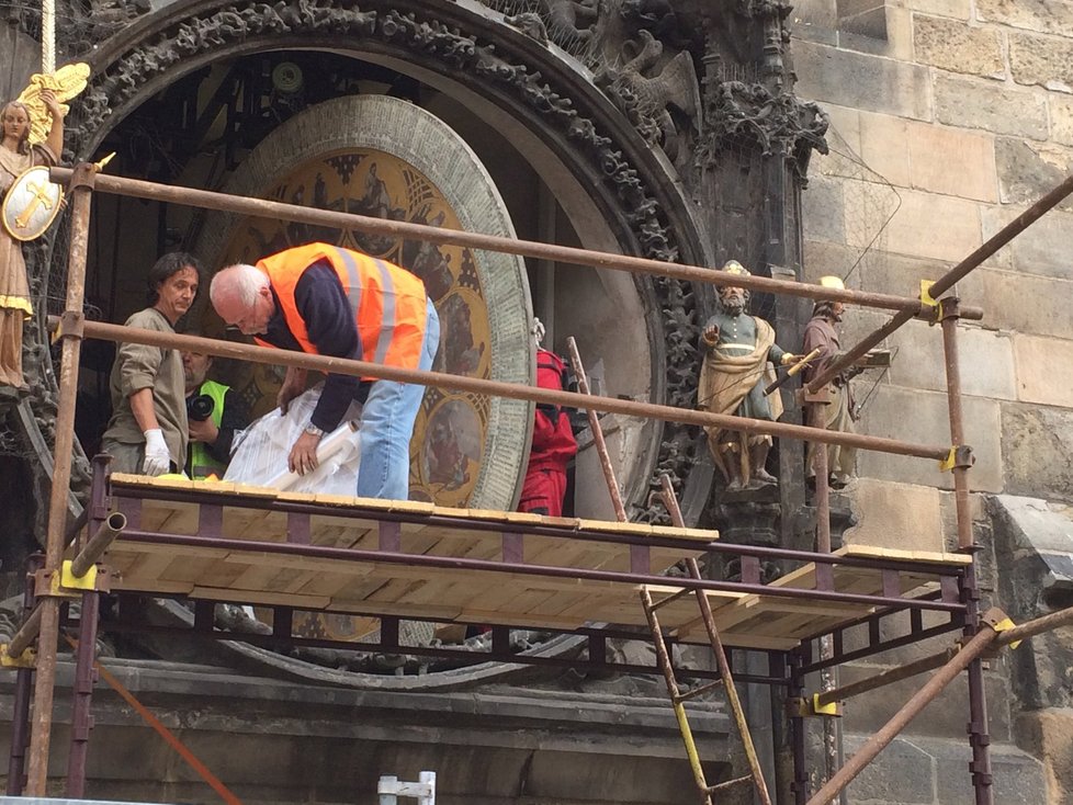 Centrální terč kalendária odborníci pečlivě oddělili a zabalili.