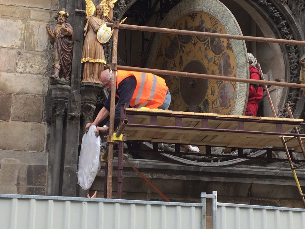 Centrální terč kalendária odborníci pečlivě oddělili a zabalili.