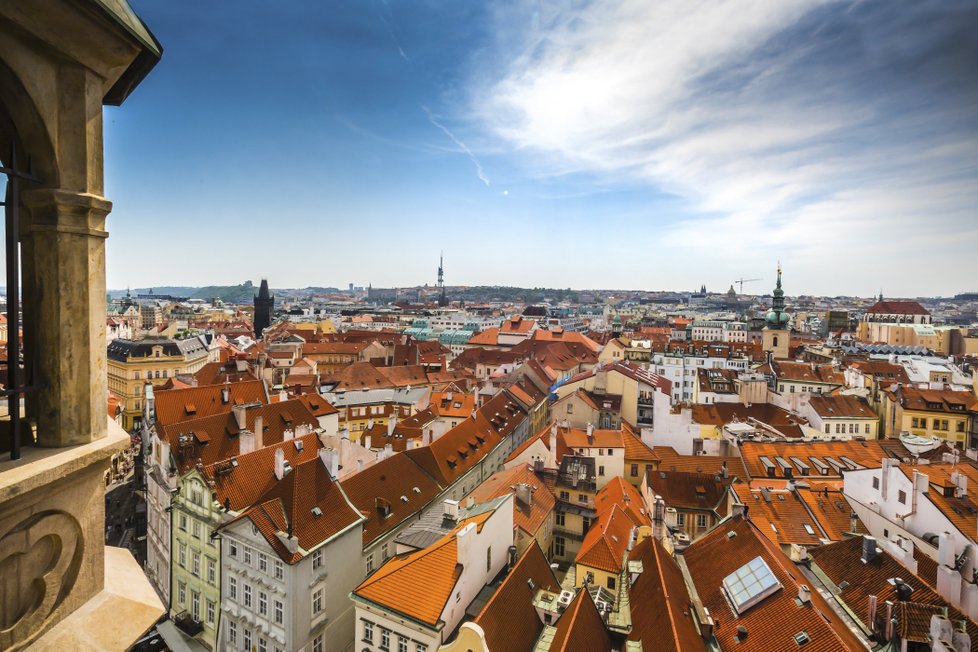 Z radniční věže se nabízí strhující výhled na pražské střechy v jakoukoli denní i noční hodinu.