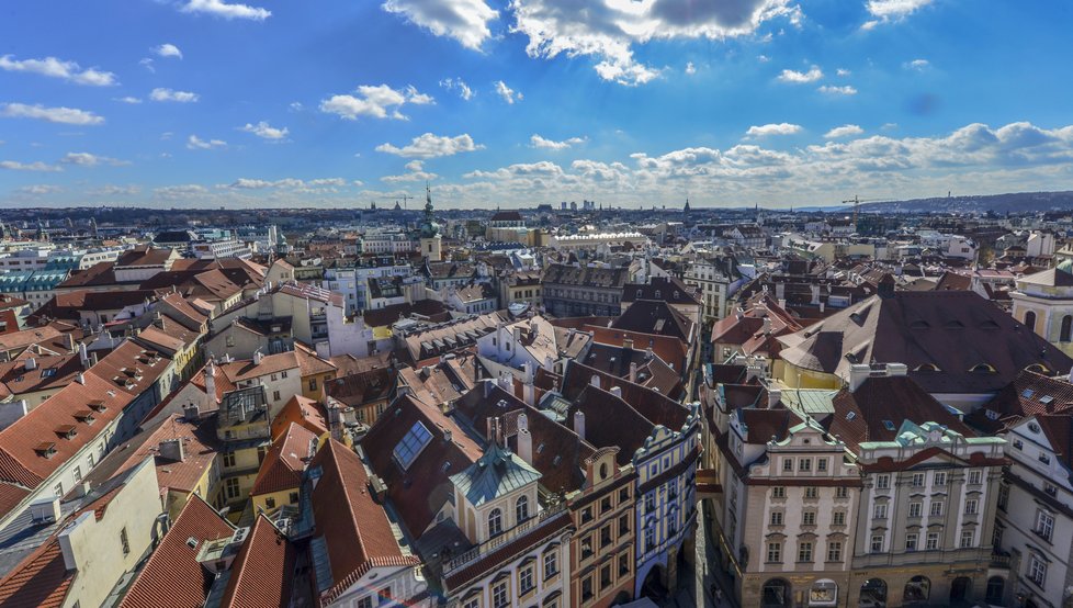 Z radniční věže se nabízí strhující výhled na pražské střechy v jakoukoli denní i noční hodinu.