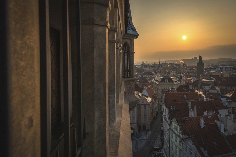 Z radniční věže se nabízí strhující výhled na pražské střechy v jakoukoli denní i noční hodinu.