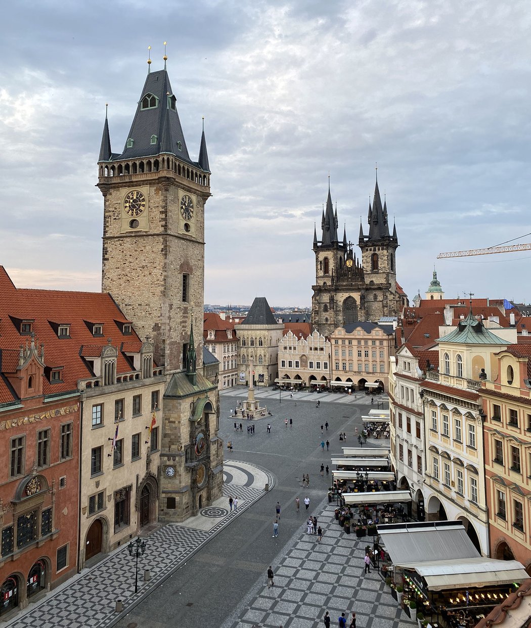 Kruhový pohled na celé Staré Město máte z radniční věže nad pražským orlojem, v současné době na rozdíl od minulosti bez davu…