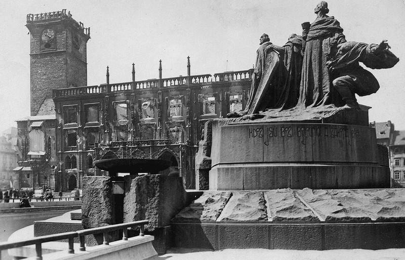 Novogotické křídlo Staroměstské radnice, z níž úřadoval také Alois Říha, na konci II. světové války kompletně vyhořelo i s cennými spisy a archiváliemi.