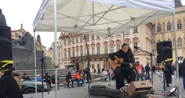 Na Staroměstském náměstí v Praze se sešly stovky lidí, aby oslavily výročí samostatnosti.