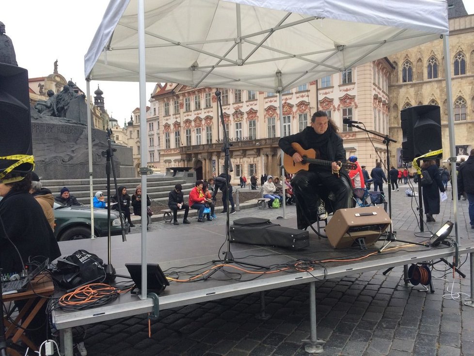 Na Staroměstském náměstí v Praze se sešly stovky lidí, aby oslavily výročí samostatnosti.