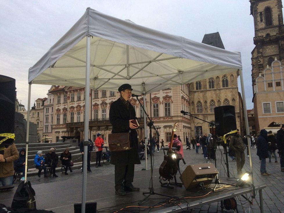Na Staroměstském náměstí v Praze se sešly stovky lidí, aby oslavily výročí samostatnosti.