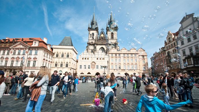 Do Prahy se vracejí turisté.