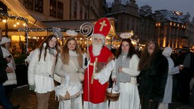 Čertovské rejdění na Staroměstském náměstí: Čerti rodiče s dětmi děsili, Mikulášové a andělé byli v obležení