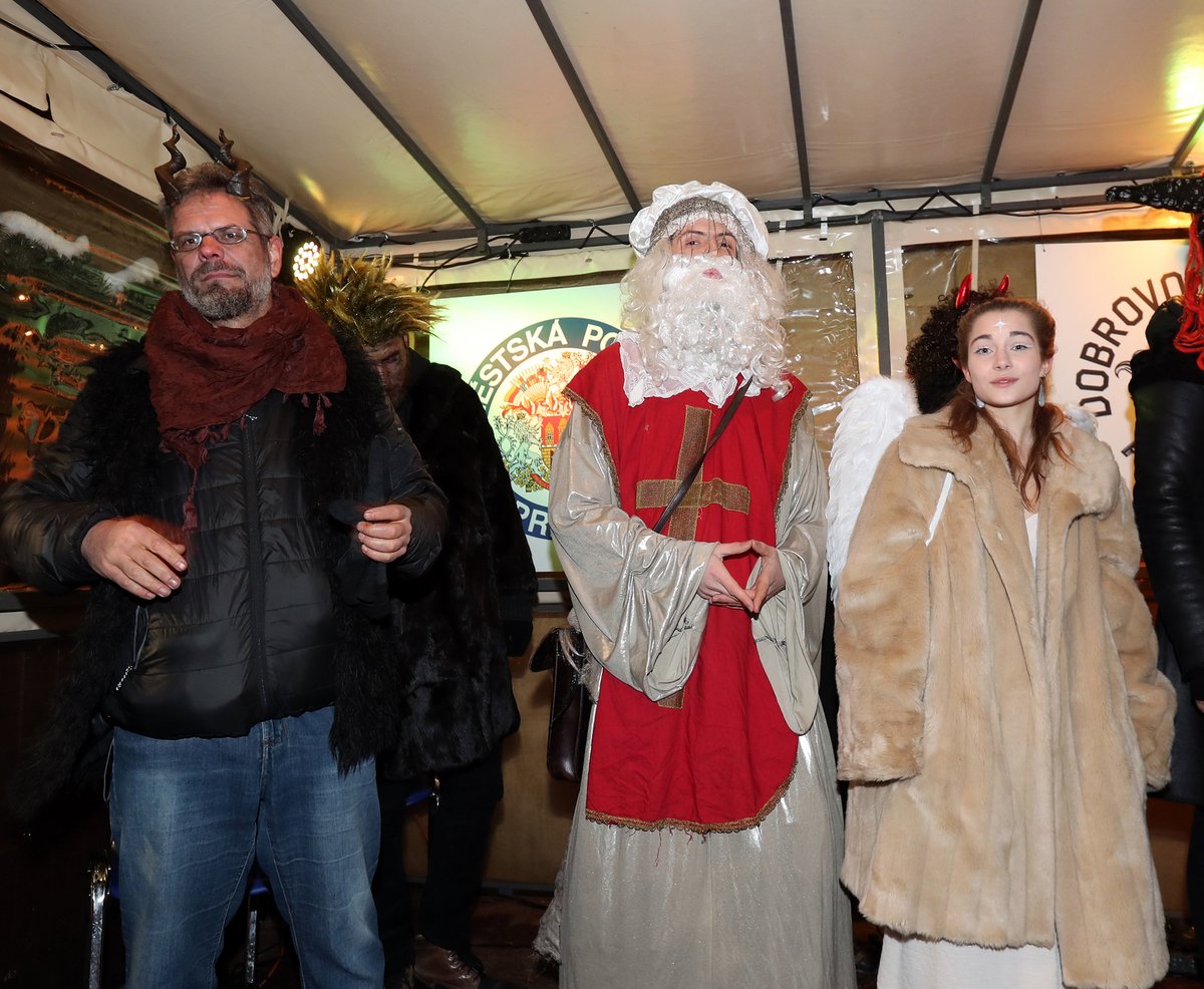 Na Staroměstském náměstí rejdili čerti. Lidé se fotili s Mikulášem i Andělem. (5. prosince 2023)
