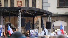 Lidé bez roušek a dodržování rozestupů demonstrovali na Staroměstském náměstí. (17. 11. 2021)