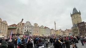 Lidé bez roušek a dodržování rozestupů demonstrovali na Staroměstském náměstí. (17. 11. 2021)