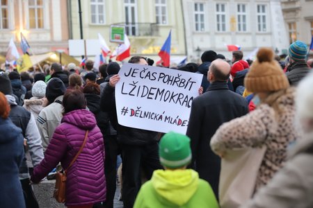 Lidé bez roušek a dodržování rozestupů demonstrovali na Staroměstském náměstí. (17. 11. 2021)