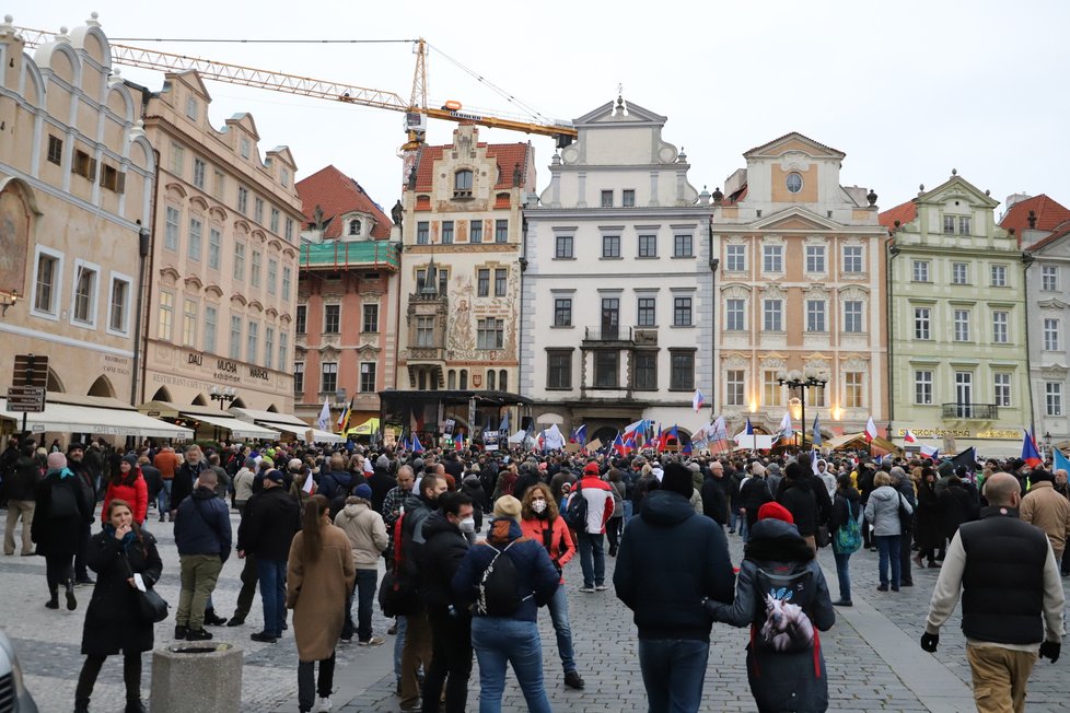 Lidé bez roušek a dodržování rozestupů demonstrovali na Staroměstském náměstí. (17. 11. 2021)