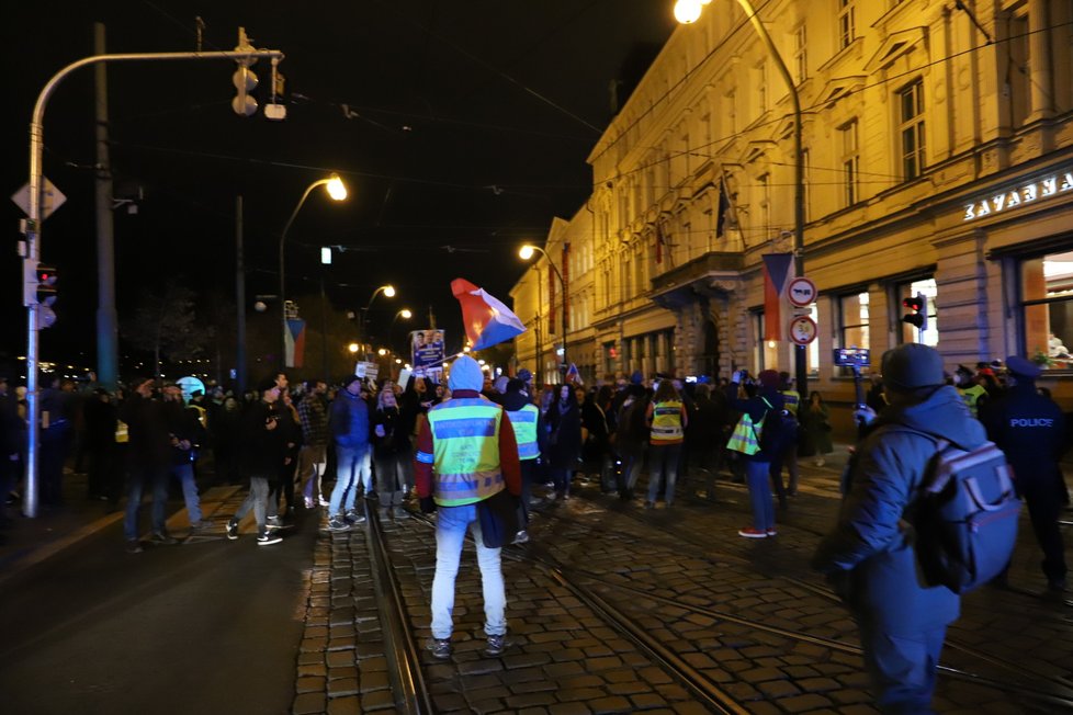 Lidé bez roušek a dodržování rozestupů demonstrovali na Staroměstském náměstí, poté průvodem prošli pražskými ulicemi. (17. 11. 2021)