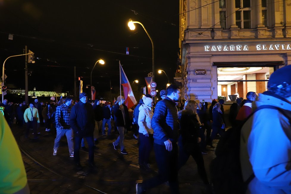 Lidé bez roušek a dodržování rozestupů demonstrovali na Staroměstském náměstí, poté průvodem prošli pražskými ulicemi. (17. 11. 2021)