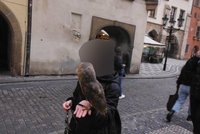 Týrání zvířat v centru Prahy: Sovy jako past na turisty a snadný výdělek! Jak proti podvodníkům zakročit?
